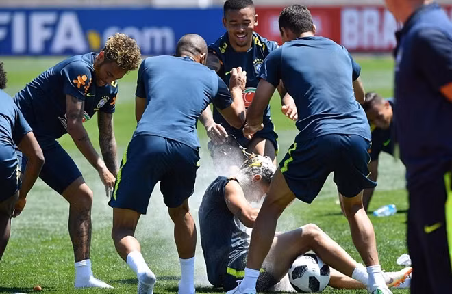Đây là "món quà" đặc biệt mà Neymar và các đồng đội dành tặng Coutinho nhân ngày sinh nhật 26 tuổi của anh chàng.