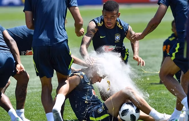 Và nạn nhân của trò đùa trên sân Yug-Sport hôm nay là anh chàng tiền vệ Philippe Coutinho.