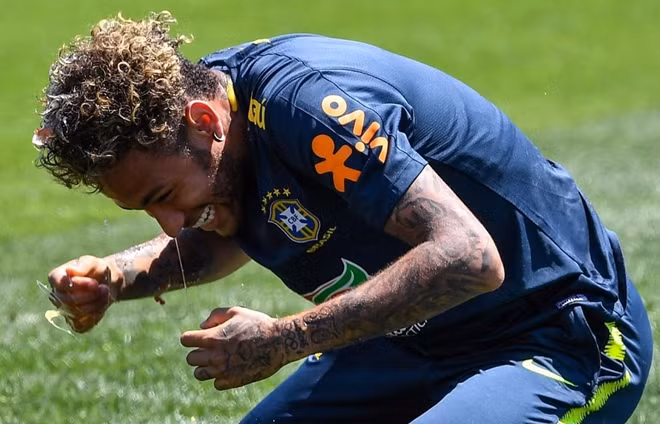 Hình ảnh trên sân tập cho thấy sự thoải mái về tinh thần của các cầu thủ Brazil, Neymar và các đồng đội đang rất tự tin sẽ chinh phục được chiếc cúp danh giá của bóng đá.