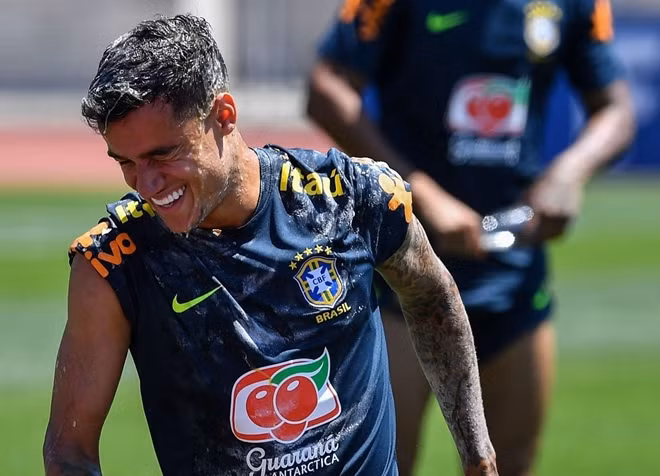Bất ngờ với món quà "không thể tin nổi" từ các đồng đội nhưng anh chàng tội nghiệp Coutinho vẫn cảm thấy vô cùng vui vẻ.