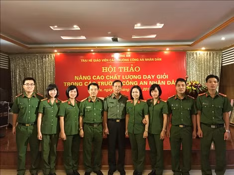 Thầy giáo Ngô Sỹ Nguyên (ngoài cùng bên phải) tại một hội thảo nâng cao chất lượng dạy giỏi do Bộ Công an tổ chức.
