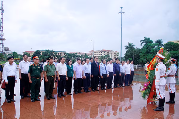 Chủ tịch nước Trần Đại Quang dâng hoa tại Đài tưởng niệm Tổng Bí thư Nguyễn Văn Linh