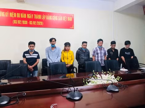 Một số đối tượng trong đường dây sản xuất giấy tờ giả bị bắt. Một số đối tượng trong đường dây sản xuất giấy tờ giả bị bắt.