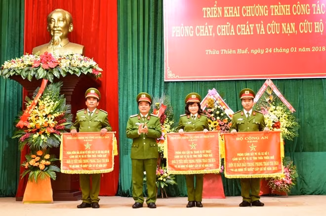 Phòng Cảnh sát PCCC số 1, Phòng Hậu cần và trang bị kỹ thuật cùng Phòng Hướng dẫn, chỉ đạo về chữa cháy CNCH, Cảnh sát PCCC tỉnh Thừa Thiên- Huế đón nhận cờ thi đua do Bộ Công an và Tổng cục Chính trị CAND trao tặng.