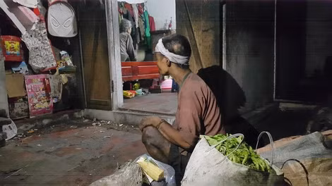 Chị Hồng ngồi ăn cơm sau khi vừa đi lang thang nhặt rác về. Chị Hồng ngồi ăn cơm sau khi vừa đi lang thang nhặt rác về.
