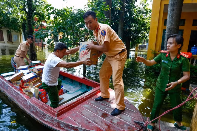 Những phần quà hỗ trợ của cán bộ chiến sỹ Công an huyện Chương Mỹ đến với người dân tuy rất nhỏ nhưng vào thời điểm này lại vô cùng quý giá.