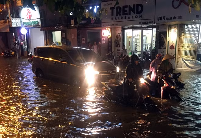 Phố Hoàng Văn Thái (quận Thanh Xuân, Hà Nội) vào lúc 7h tối, nước ngập mênh mông, các phương tiện qua đây gặp rất nhiều khó khăn