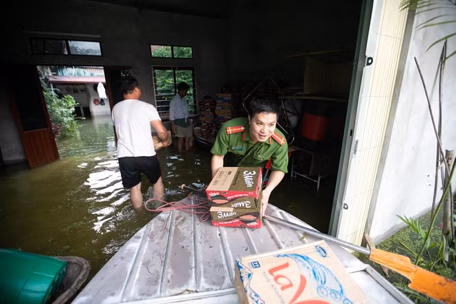 Trao đổi với chúng tôi, Trung tá Nguyễn Thành Trung, Phó trưởng Công an huyện Mỹ Đức cho biết, từ khi nước bắt đầu gây ngập lụt (21-7), toàn bộ 100% cán bộ chiến sỹ công an huyện đã ứng trực 100%, giúp đỡ bà con đi lại, đảm bảo an ninh trật tự và tài sản cho người dân. Ngoài ra, cán bộ chiến sỹ công an huyện đã quyên góp tặng 100 suất quà cho những gia đình khó khăn trong vùng ngập lụt.