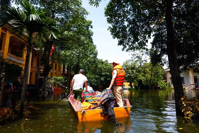 Theo Trung tá Nguyễn Thành Trung, năm nào vùng Chương Mỹ cũng có nhiều xã trũng bị ngập nên việc “sống chung với lũ” không còn xa lạ với người dân nơi đây. Tuy nhiên, năm nay nước dâng cao hơn, nhanh hơn nên các đoạn đê xung yếu cần được gia cố kịp thời. Mặc dù vậy, người dân đều được thông báo kịp thời sơ tán nên không có thiệt hại về người.