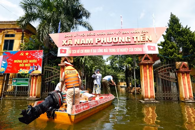 Trung tá Nguyễn Thành Trung cho biết: “Chúng tôi căng hết sức mình để đảm bảo an ninh trật tự, không để xảy ra trộm cắp, cùng với các lực lượng khác hộ đê suốt chiều và hết đêm qua. Sắp tới, dự kiến lũ rút hết cũng phải sau 10-15 ngày nữa, chúng tôi cũng sẽ huy động lực lượng giúp bà con dọn dẹp vệ sinh môi trường, phòng chống dịch bệnh”.