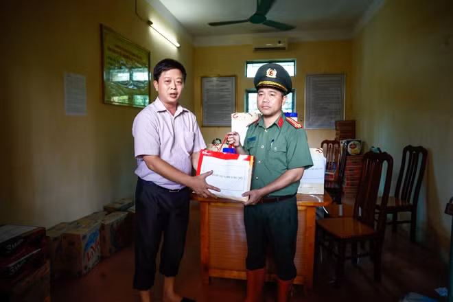 Đại diện chính quyền xã Nam Phương Tiến (huyện Chương Mỹ, Hà Nội) tiếp nhận quà hỗ trợ của CBCS Công an huyện Chương Mỹ.
