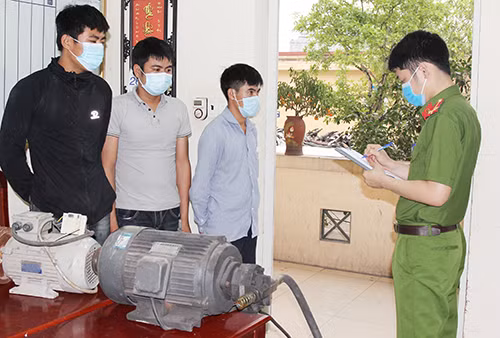 Công an lấy lời khai nhóm đối tượng cùng tang vật vụ án Công an lấy lời khai nhóm đối tượng cùng tang vật vụ án