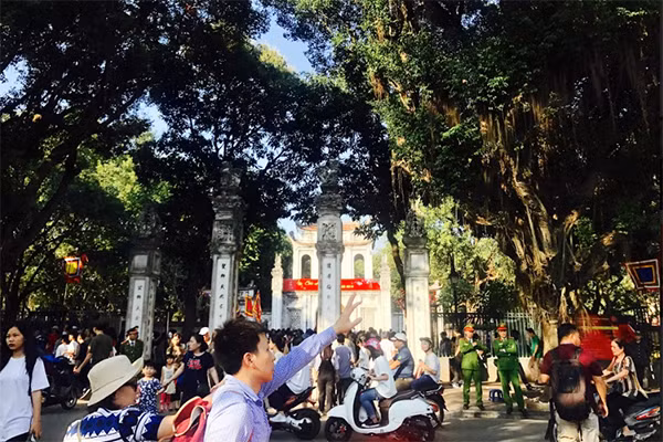 Cán bộ, chiến sĩ Công an luôn túc trực để đảm bảo an ninh trật tự giao thông trước khu vực di tích Văn Miếu - Quốc Tử Giám.