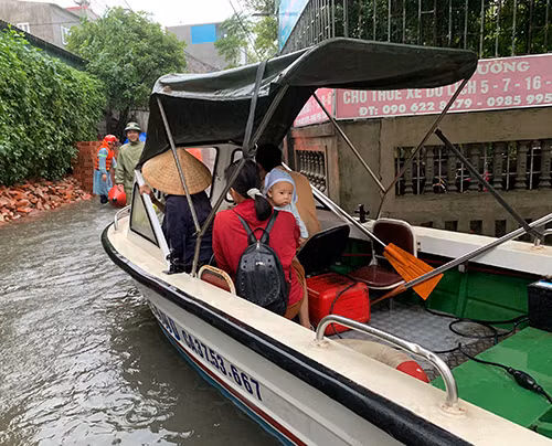 Công an tỉnh Nghệ An huy động xuồng máy sơ tán nhân dân tại khối 13, phường Bến Thủy, TP Vinh đến nơi an toàn
