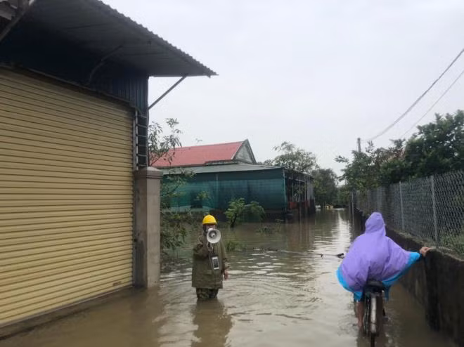Công nhân Điện lực Cẩm Xuyên dùng loa tay khuyến cáo người dân kiểm tra thiết bị điện đảm bảo an toàn