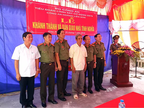 Các đồng chí Lãnh đạo Cục chính sách - Bộ Công an, Công an tỉnh Lào Cai, Yên Bái, Nam Định chụp ảnh lưu niệm cùng thân nhân Liệt sỹ CAND Đinh Văn Chung Các đồng chí Lãnh đạo Cục chính sách - Bộ Công an, Công an tỉnh Lào Cai, Yên Bái, Nam Định chụp ảnh lưu niệm cùng thân nhân Liệt sỹ CAND Đinh Văn Chung