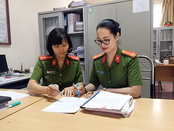 Trung tá Lê Thị Tám trao đổi công tác cùng đồng đội.