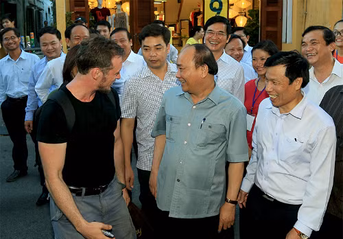 Thủ tướng Nguyễn Xuân Phúc đi bộ, trò chuyện với du khách trong phố cổ Hội An. Ảnh: Quang Hiếu Thủ tướng Nguyễn Xuân Phúc đi bộ, trò chuyện với du khách trong phố cổ Hội An. Ảnh: Quang Hiếu
