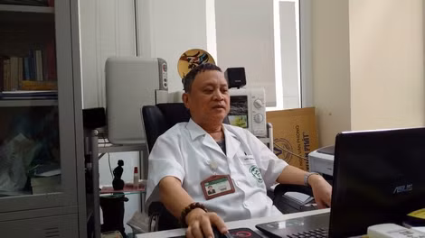 Nhờ tinh thần lạc quan và phương pháp điều trị khoa học, PGS-TS Đỗ Quốc Hùng đã đánh bại căn bệnh ung thư.
