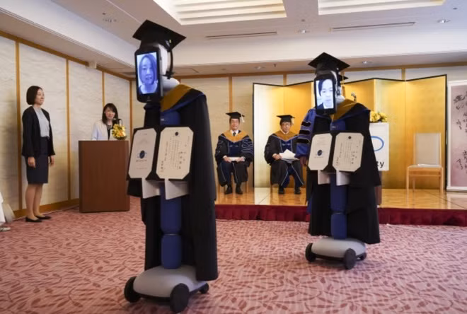 Mỗi đợt lên nhận bằng sẽ có 4 con robot với lễ phục và đội mũ cử nhân, đồng thời chúng cũng được trang bị một máy tính bảng để hiện thị hình ảnh khuôn mặt sinh viên nhận bằng.
