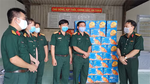 Trung tâm Phát thanh - Truyền hình Quân đội và đại diện Tập đoàn Tân Hiệp Phát trao 1.000 thùng nước giải khát Dr Thanh tặng cán bộ, chiến sĩ, nhân viên y tế đang phục vụ tại các khu cách ly