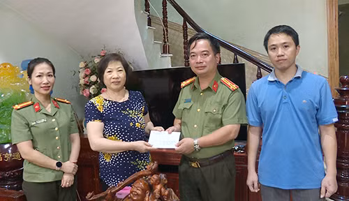 Thượng tá Nguyễn Hữu Phước, Phó Giám đốc Công an tỉnh trao quà và thăm hỏi thân nhân gia đình các Anh hùng LLVT.
