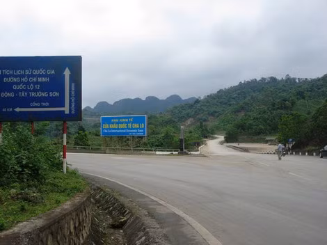 Ngã ba Khe Ve, điểm tiếp nối Đông-Tây đường Trường Sơn. Ngã ba Khe Ve, điểm tiếp nối Đông-Tây đường Trường Sơn.