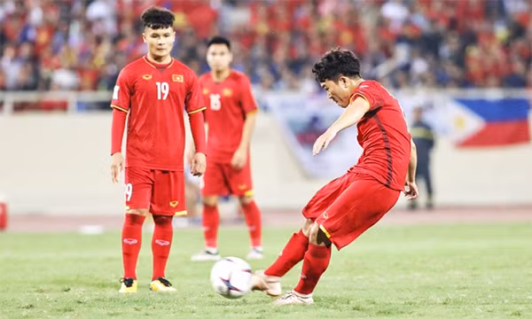 Xuân Trường thực hiện pha đá phạt, nhưng bất thành. Ảnh: Ngọc Thành.