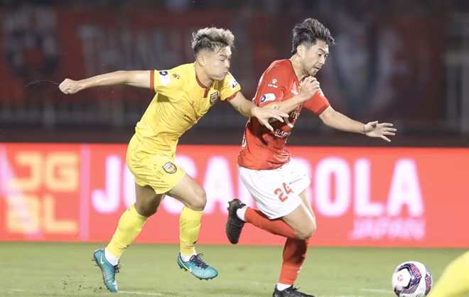 Lee Nguyễn (số 24) có trận ra mắt ở V.League 2021. Ảnh: VPF