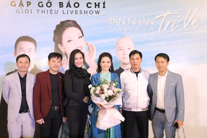 Ê-kip thực hiện liveshow.