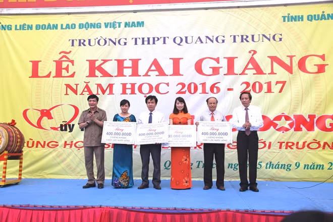 Ông Bùi Văn Cường-Chủ tịch Tổng Liên đoàn lao động Việt Nam trao tiền hỗ trợ cho đại diện giáo viên, học sinh 4 tỉnh bị thiệt hại nặng nề do sự cố môi trường biển.