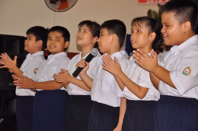 Hát say sưa trong lễ khai trường