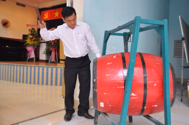 Đại diện cho lãnh đạo Sở GD&ĐT TP Hồ Chí Minh, thầy Phạm Văn Xuân lên đánh trống khai trường.