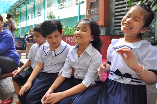 Trong vòng tay yêu thương của các thầy cô, mỗi ngày đến trường là một ngày vui với các em.
