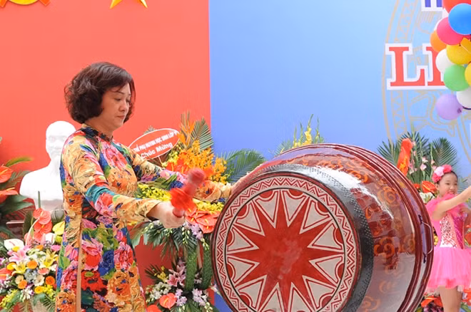 Cô Nguyễn Thị Huệ, Hiệu trưởng nhà trường đánh những hồi trống đầu tiên chào mừng năm học mới.