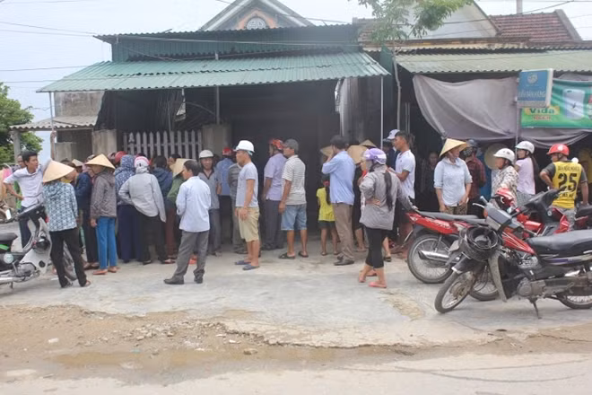 Nhiều người dân địa phương đến chia buồn với gia đình các cháu bị chết đuối thương tâm