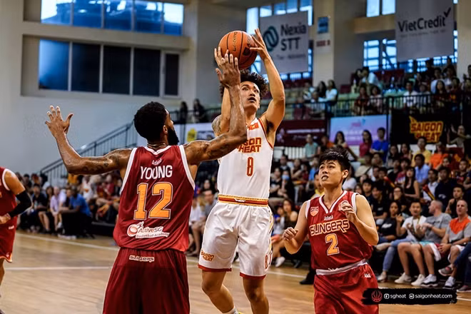 Đội bóng rổ Saigon Heat (trắng) phải đến cận Tết Kỷ Hợi mới được nghỉ thi đấu.