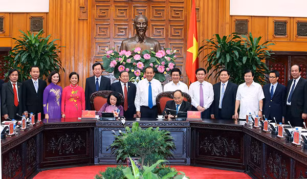 Thủ tướng Nguyễn Xuân Phúc và Trưởng ban Dân vận Trung ương Trương Thị Mai ký kết chương trình phối hợp. Ảnh: TTXVN