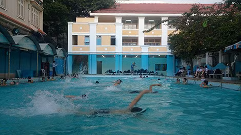 Học sinh Trường THCS Trần Văn Ơn (Quận 1, TP Hồ Chí Minh) được học tại hồ bơi xây trong khuôn viên nhà trường.