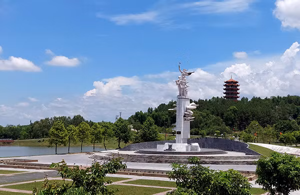 Tượng đài Chiến thắng và Tháp chuông tại Ngã ba Đồng Lộc hôm nay.