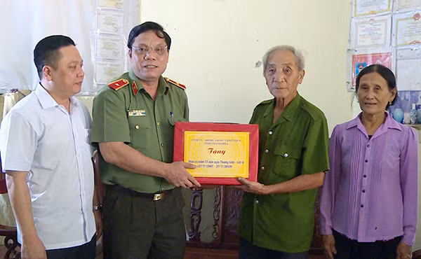 Thăm hỏi, tặng quà thương binh Nguyễn Hữu Cầu.