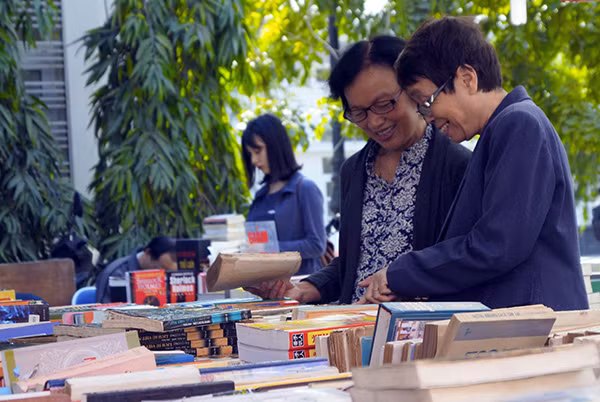 Ngoài những bạn trẻ đến chợ, những người lớn tuổi cũng đã tham gia và rất vui vẻ khi chọn được cuốn sách mong muốn, mặc dù tuổi đã cao...