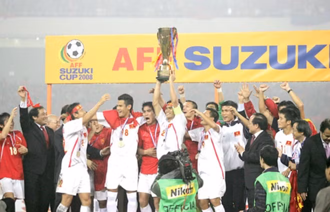 Đội tuyển Việt Nam trên bục vinh quang ở AFF Suzuki Cup 2008.