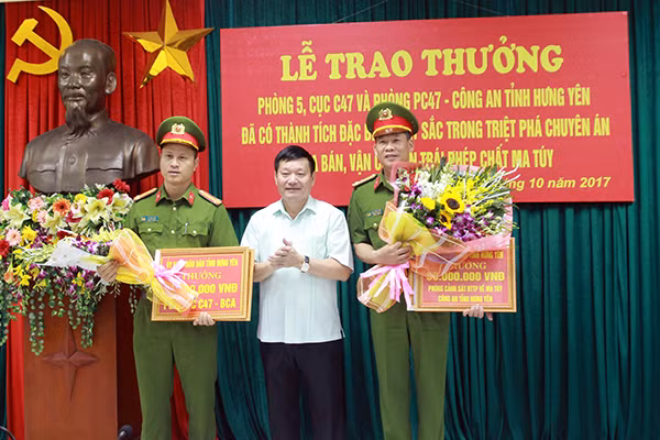 Đồng chí Nguyễn Văn Phóng, Chủ tịch UBND tỉnh Hưng Yên trao Bằng khen và tiền thưởng cho các đơn vị và tập thể.