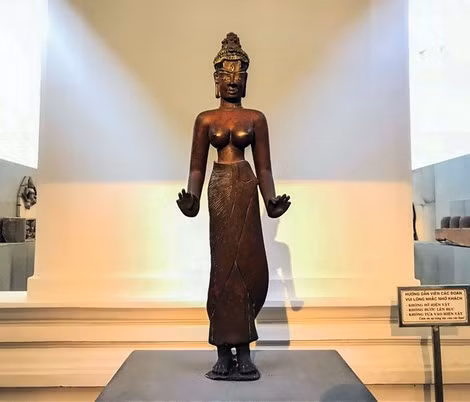 Pho tượng Lakmindra - Lokesvara được trưng bày tại Bảo tàng điêu khắc Chăm Đà Nẵng.