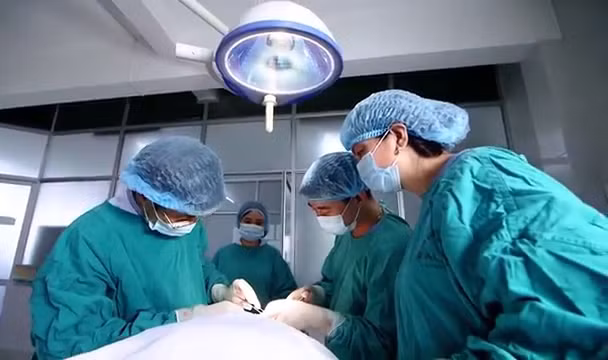 Các bác sĩ Bệnh viện Da liểu Trung ương khắc phục “sự cố” cho anh H.