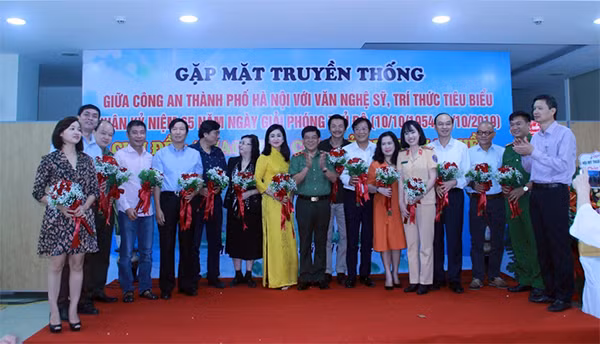 Trung tướng Đoàn Duy Khương tặng hoa cho các vi khách mời.