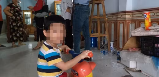 Người trong cuộc nói gì về cháu bé bị bỏ rơi tại tòa