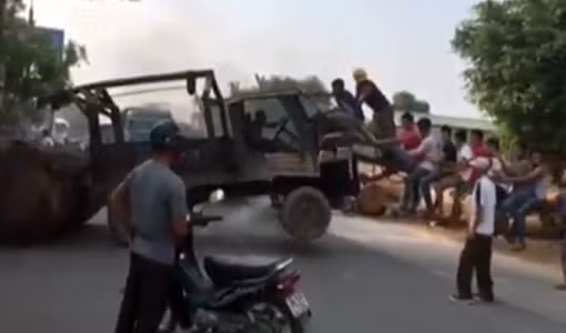 Thót tim với màn giải cứu xe chở gỗ gặp nạn tại Hải Dương