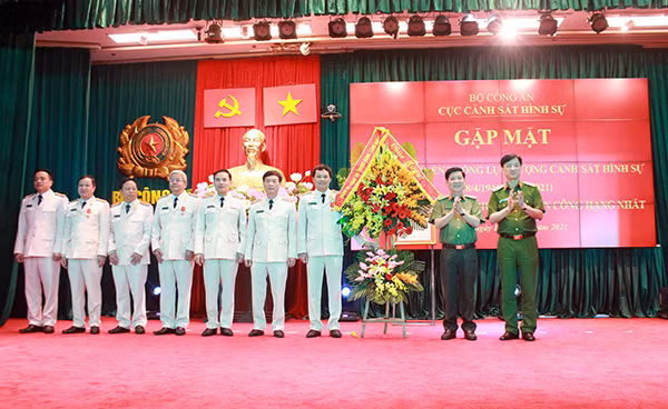 Thay mặt Đảng ủy Công an Trung ương, Thứ trưởng Nguyễn Văn Sơn, Thứ trưởng Nguyễn Duy Ngọc tặng hoa chúc mừng Cục CSHS